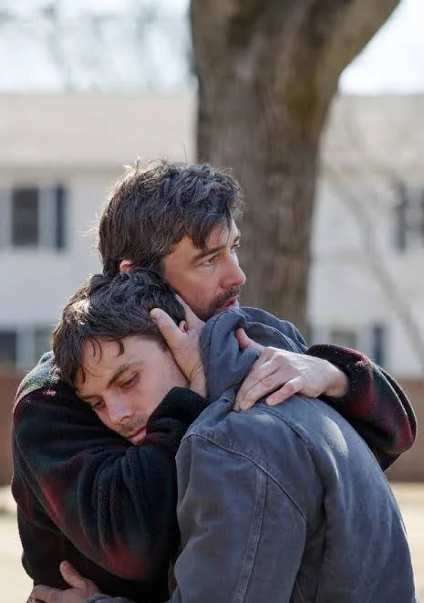 Kyle Chandler as Joe embracing his brother Lee, played by Casey Affleck, in Manchester by the Sea